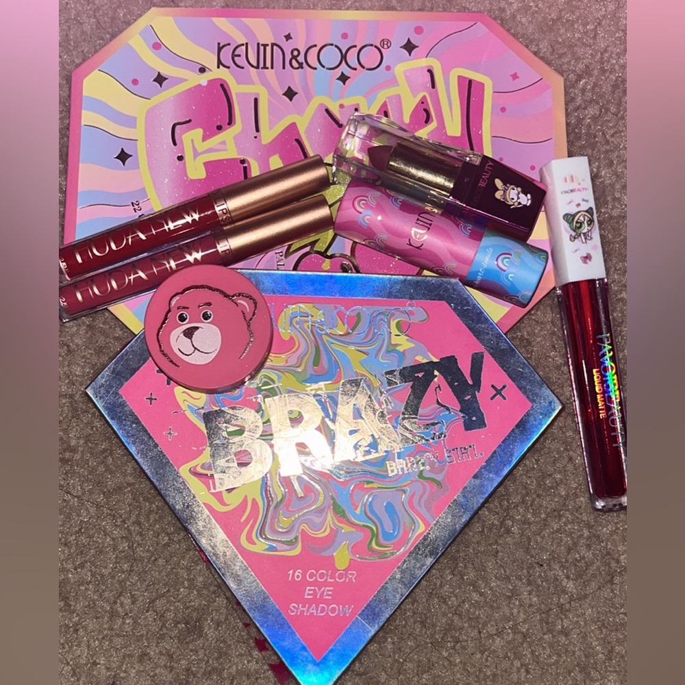 Makeup bundle - Picture 2 of 2